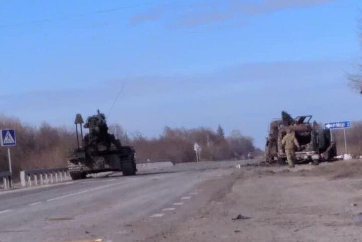Військові спільно з поліцейськими знищили колону ворожої військової техніки неподалік Чернігова