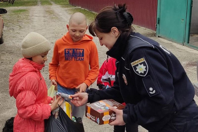 На Чернігівщині ювенальні поліцейські передали допомогу лікарні та дітлахам у селах, що зазнали жорстоких обстрілів окупантів