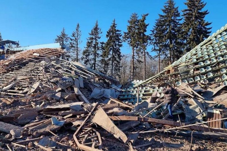 На зруйнованому окупантами стадіоні у Чернігові виявили 500-кілограмову авіабомбу