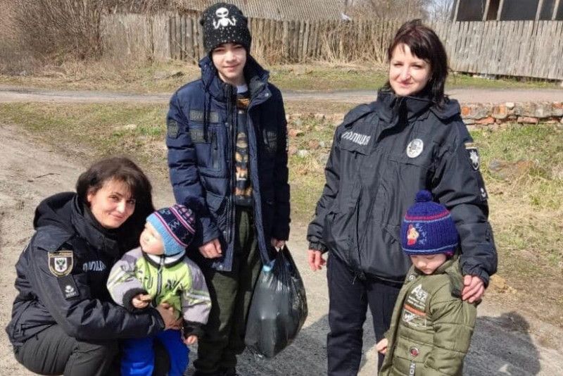 Поліція передала допомогу переселенцям, які втратили домівки внаслідок ворожих обстрілів Чернігова