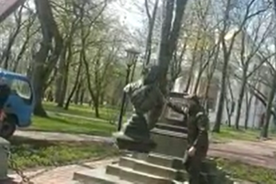 У Чернігові демонтували пам’ятник Пушкіну (Відеофакт)