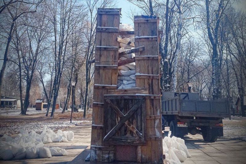 У Ніжині забарикадували ще й пам’ятник Шевченку (Фотофакт)
