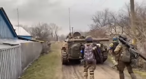 Звільнені від окупантів жителі села на Чернігівщині зустрічають українських бійців (Відео)