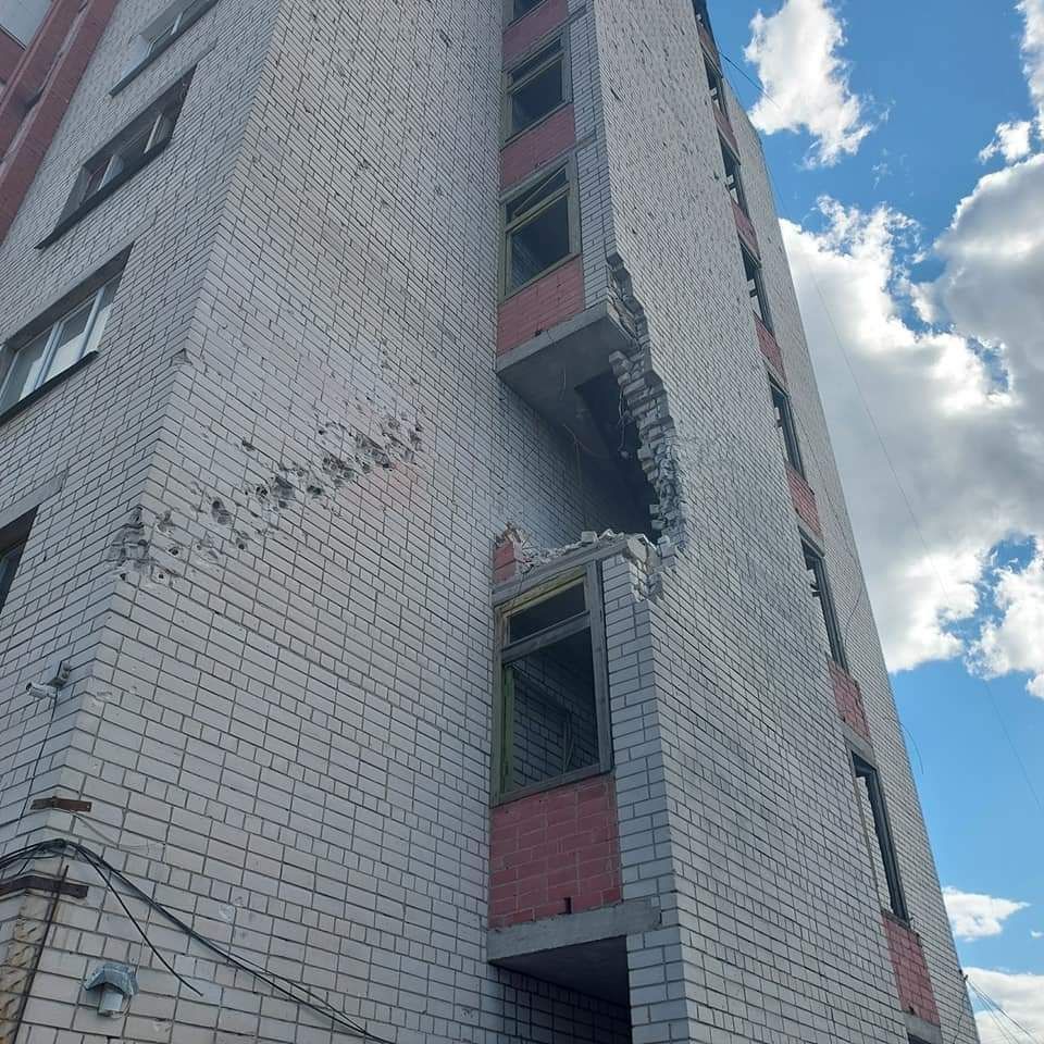У Чернігові розпочали ремонт Обласного центру екстреної медичної допомоги, що постраждав від “прильотів”. ФОТО