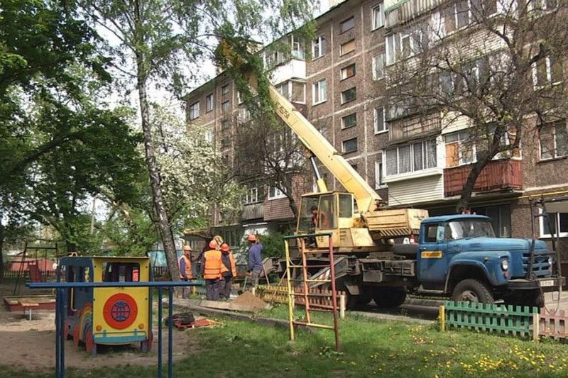 Буревій у Чернігові: дерево впало на електроопору