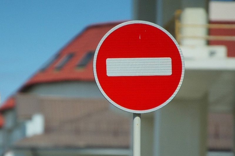 Через аварію на водогоні та руйнацію покриття вулицю Полуботка частково перекрили