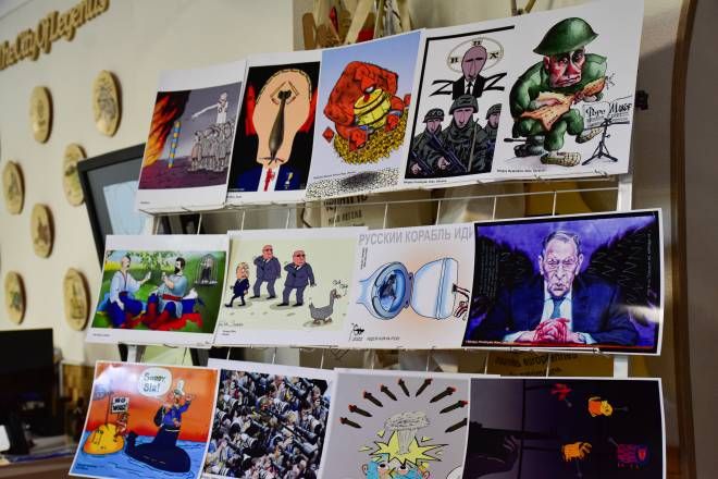 «Русскій воєнний корабель, іди на ***!»: у Чернігові відкрили Міжнародну виставку політичних карікатур. ФОТО