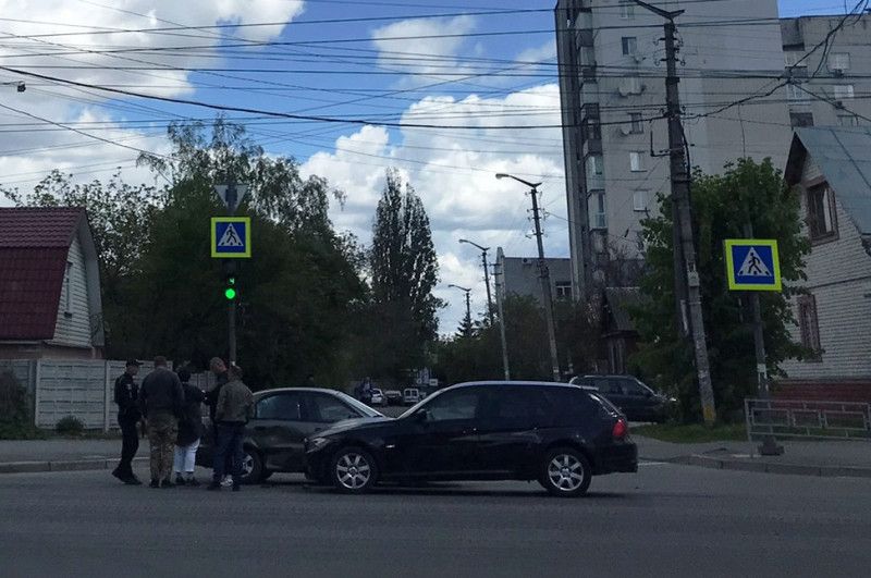ДТП в Чернігові: зіштовхнулися «BMW» і «Ланос» (Фотофакт