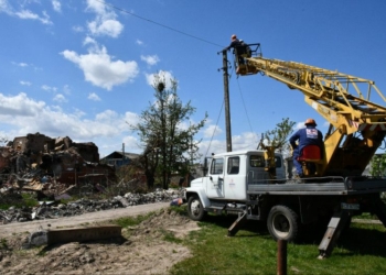 Електропостачання в мікрорайоні Бобровиця: чому відновлення триває так довго? Електропостачання в мікрорайоні Бобровиця: чому відновлення триває так довго?