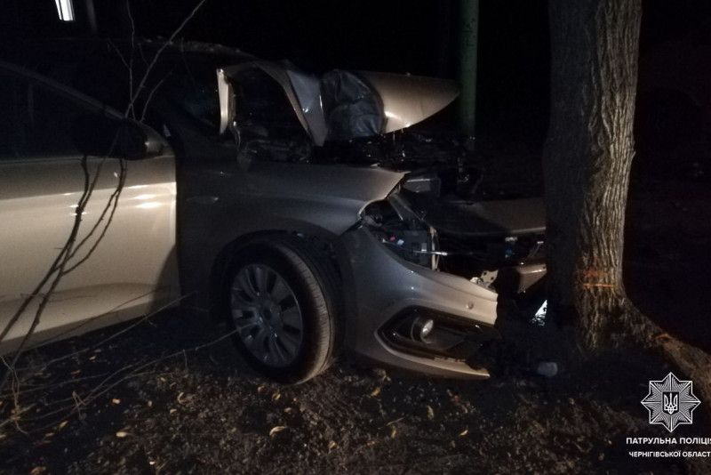 Хмільна ДТП у Чернігові: дерево зупинило автомобіль
