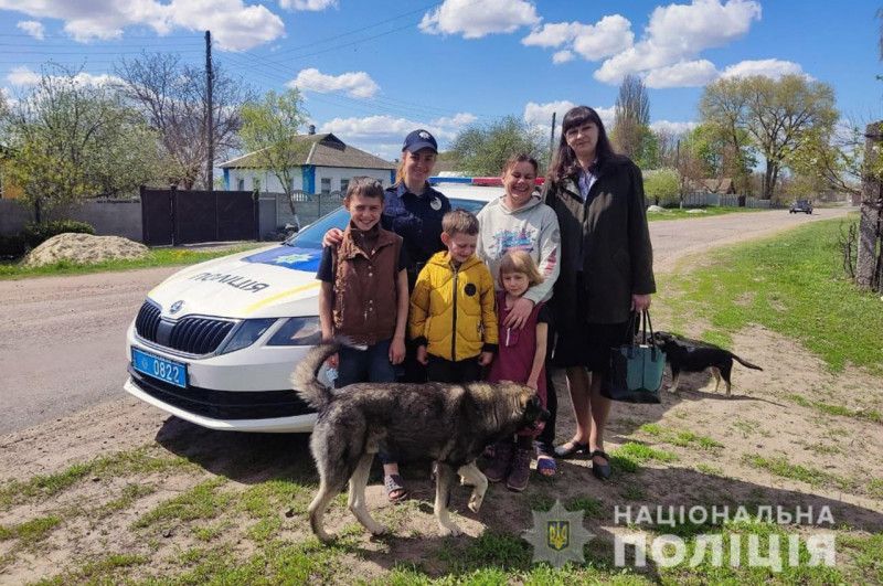 Ювенальні поліцейські Чернігівщини опікуються дітьми в підопічних родинах та адресно передають гуманітарну допомогу