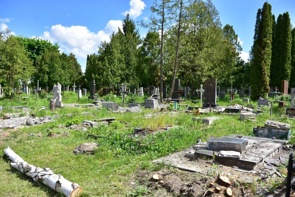 Комунальне підприємство, яке займається похованнями, майже повністю зруйноване. Місто виділяє 50 мільйонів гривень на його відновлення