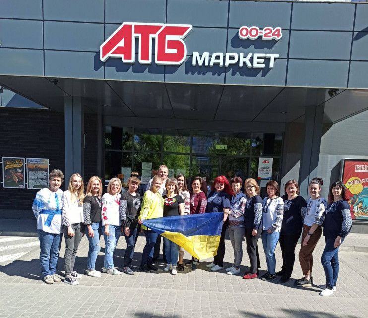 Співробітники «АТБ» по всій Україні вийшли на роботу у вишиванках, а мережа поповнилася новими магазинами