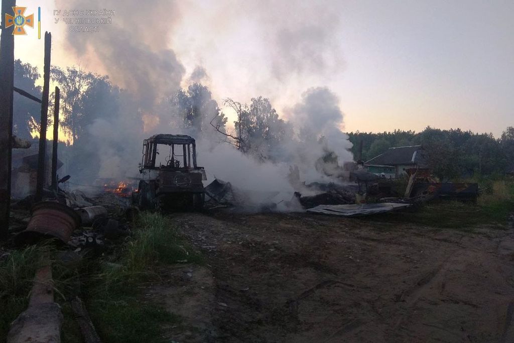 Згоріли будинок, сарай, лазня, трактор та комбайн: пожежа у Ріпкинській громаді. ФОТО