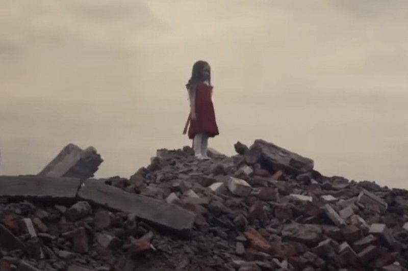 4-річна дівчинка з Чернігівщини вразила Україну кліпом про війну (Відео)