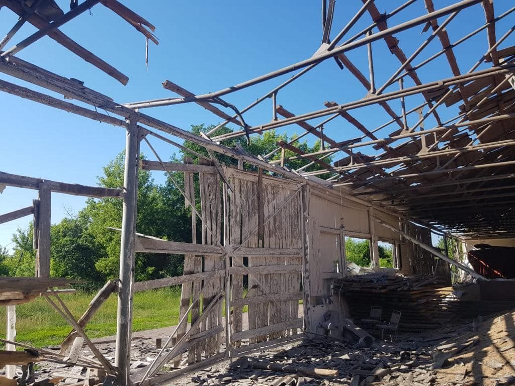 Пошкоджені будівлі та техніка: росіяни розбомбили ферму в прикордонні Чернігівщині
