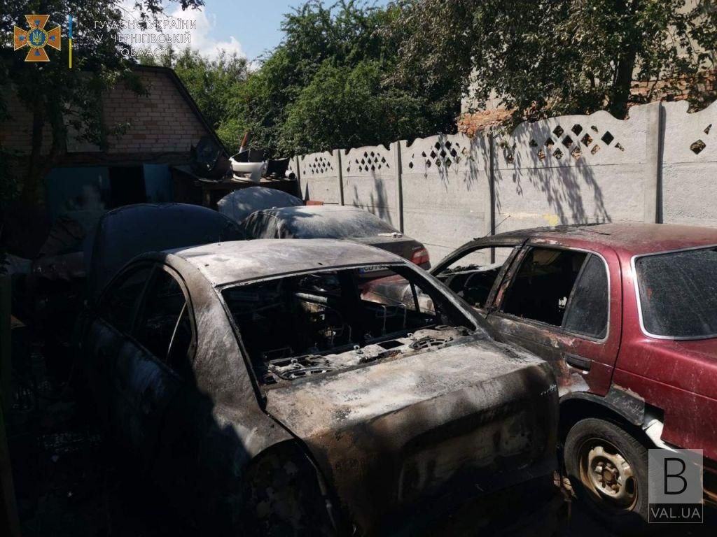 У Чернігові в автомайстерні згоріли три автівки. ФОТО