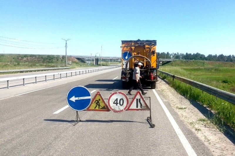Дорожники продовжують працювати над покращенням транспортного сполучення в Чернігівській області