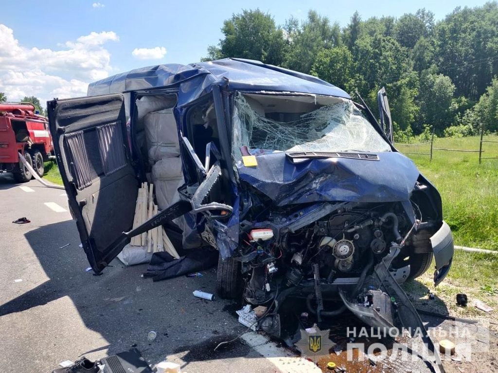 На Чернігівщині внаслідок зіткнення мікроавтобуса та легковика загинули двоє людей. ФОТО