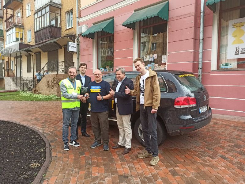 Міжнародна благодійність: автівка від іспанців – подарунок чернігівським волонтерам