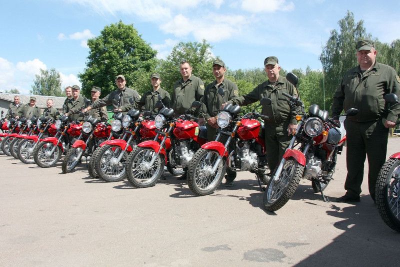 Мотопатруль півночі: лісівники Чернігівщини отримали новенькі мотоцикли