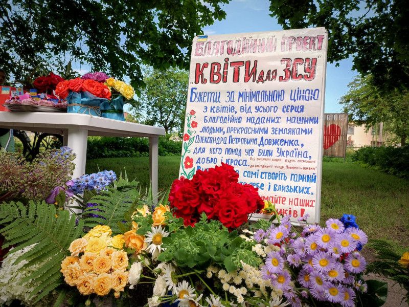 На «Байрактар»: у Сосниці провели благодійну акцію з квітами і кексами (Фото)