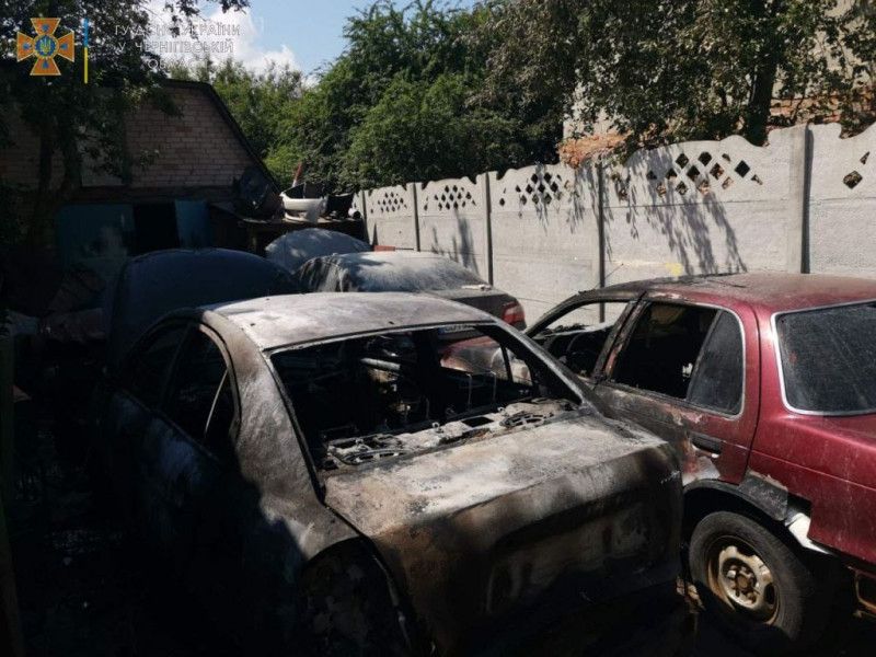 У Чернігові згоріло кілька автомобілів (Фото)