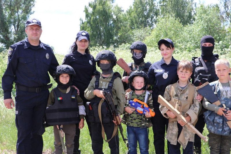 У селі на Чернігівщині дітлахи досі “несуть службу” на імпровізованому блок-пості (Відео, Фото)