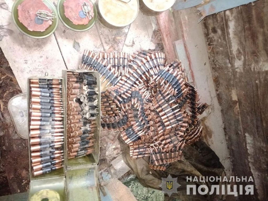 На Чернігівщині поліцейські виявили у прикордонній громаді схрон боєприпасів, залишений військовими рф