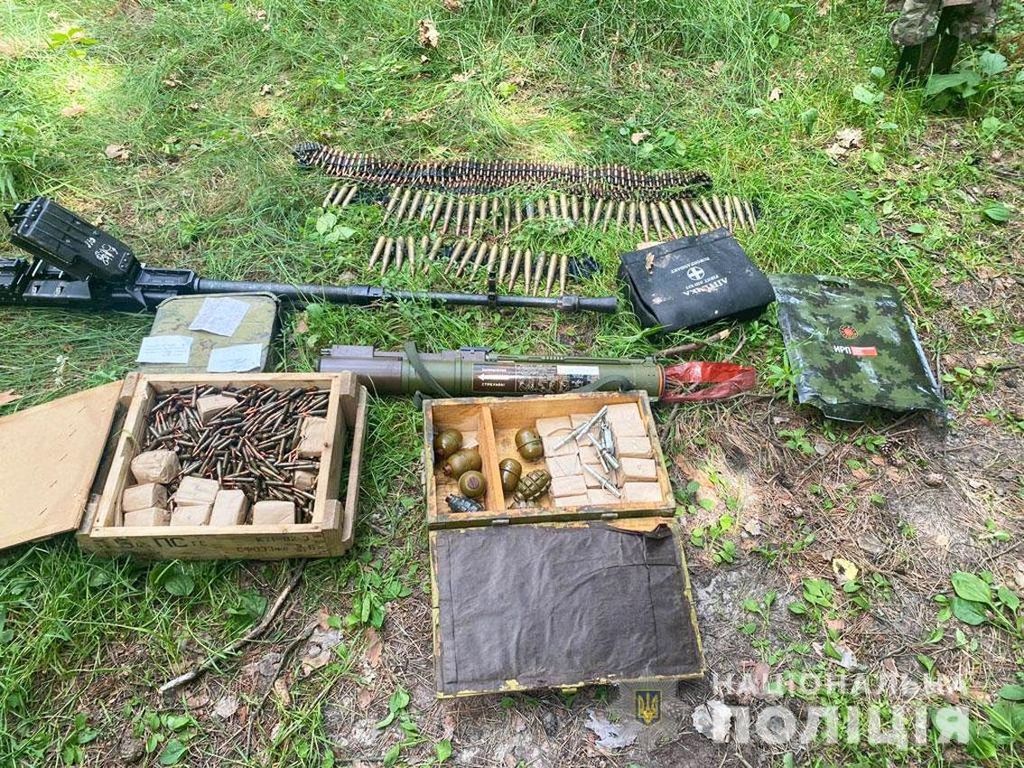 В прикордонній громаді на Чернігівщині у лісі знайшли схрон зброї та боєприпасів російських військових