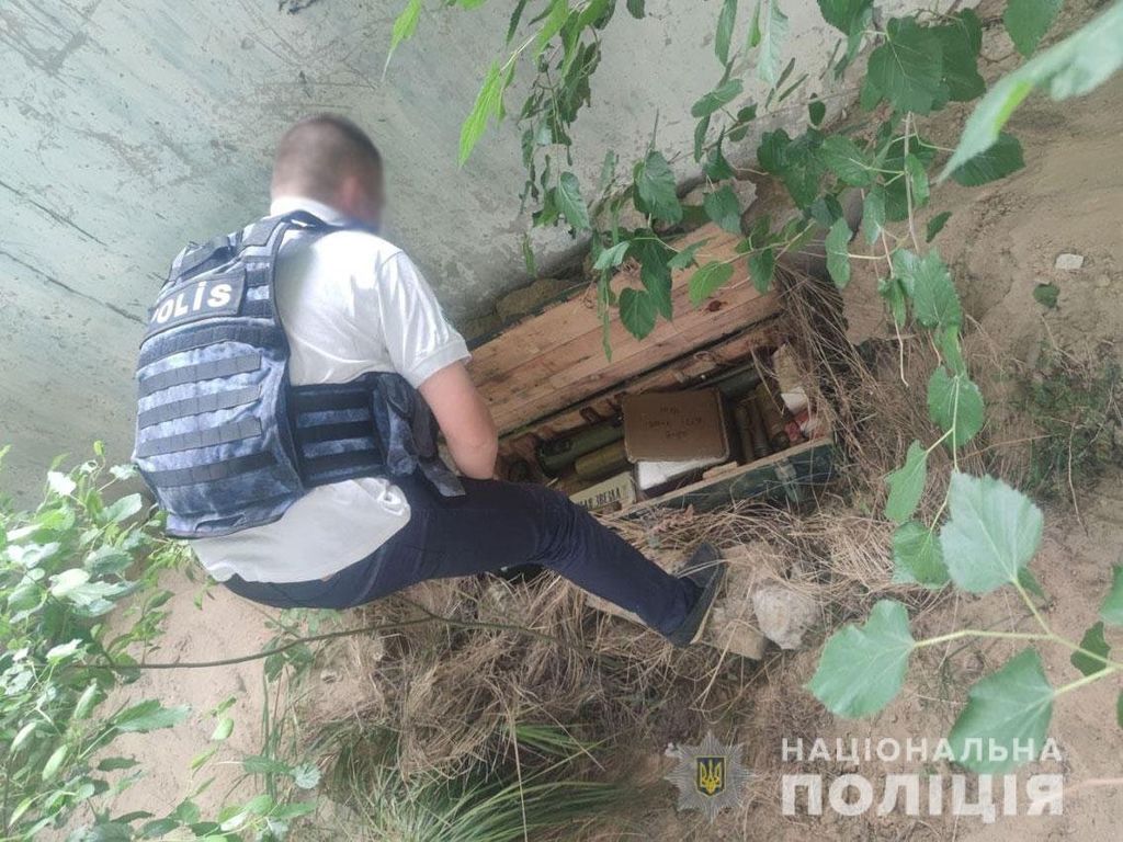 Гранатомет, гранати та міни: на Чернігівщині виявили схрон, залишений росіянами. ФОТО