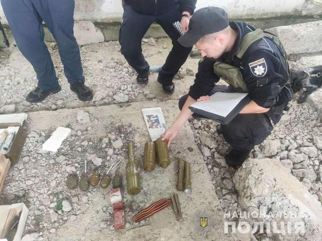 Гранатомет, гранати та міни: на Чернігівщині виявили схрон, залишений росіянами. ФОТО