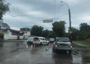 ДТП у Чернігові: зіштовхнулися машина служби охорони і «ВАЗ» (Фотофакт)