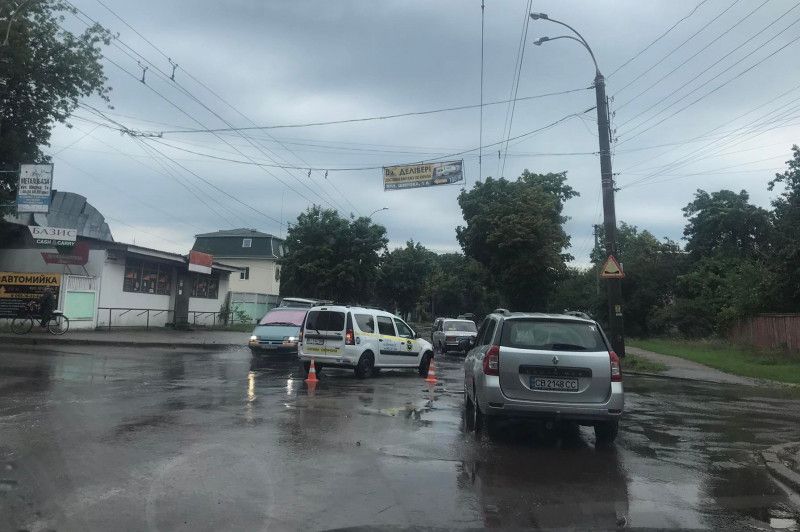 ДТП у Чернігові: зіштовхнулися машина служби охорони і «ВАЗ» (Фотофакт)