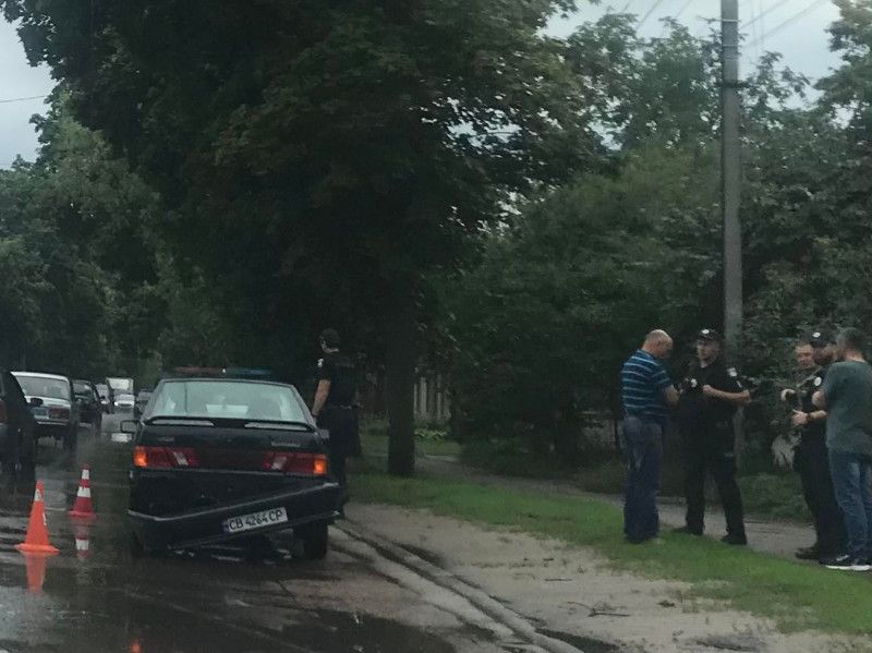 ДТП у Чернігові: зіштовхнулися машина служби охорони і «ВАЗ» (Фотофакт)