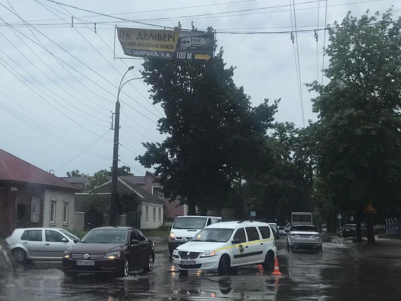 ДТП у Чернігові: зіштовхнулися машина служби охорони і «ВАЗ» (Фотофакт)