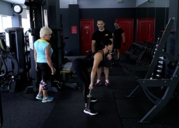 «Краще буду витрачати гроші на спортзал, ніж на ліки». Чернігівка у свої 70 підіймає штангу вагою 30 кг