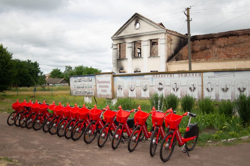 Фельдшери, лікарі та соцпрацівники Іванівської громади отримали велосипеди