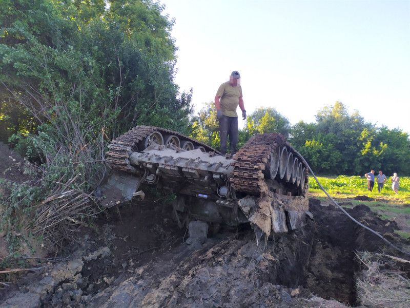 На Чернігівщині з річки дістали російський танк з тілами окупантів (Фото)