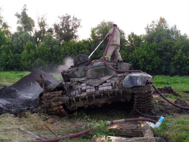 На Чернігівщині з річки дістали російський танк з тілами окупантів (Фото)