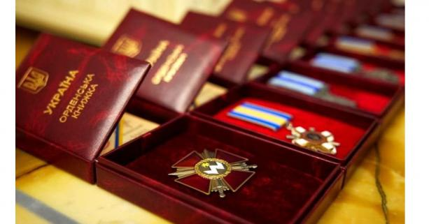 Офіцерам, які обороняли Чернігів та область, вручили нагороди (Фото)