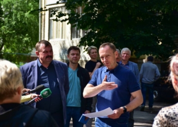 Що буде з пошкодженим житлом. Владислав Атрошенко зустрічається з чернігівцями, аби повідомити про дії міської влади з відбудови їх будинків