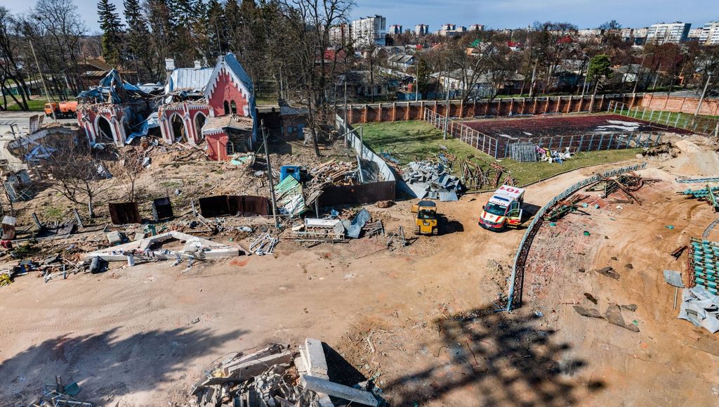 Стадіон Ю. Гагаріна в Чернігові: як виглядає після обстрілів російських окупантів (фото)