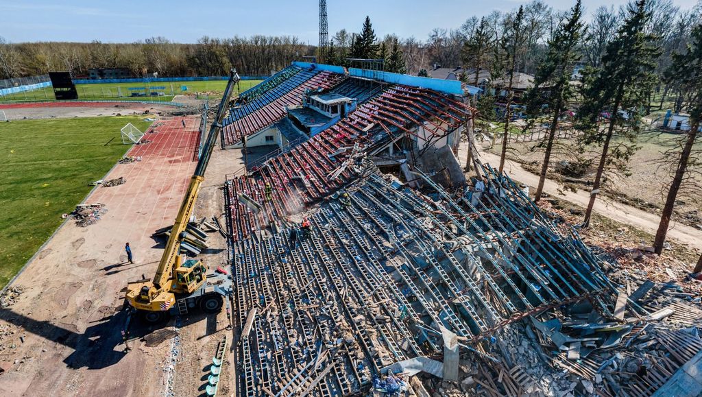 Стадіон Ю. Гагаріна в Чернігові: як виглядає після обстрілів російських окупантів (фото)