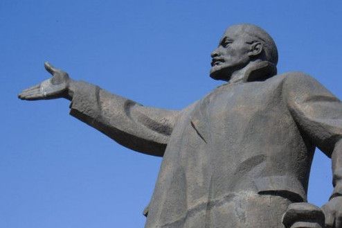 У Мені визначили подальшу долю постаменту пам’ятника Леніну, радянської гармати та літака