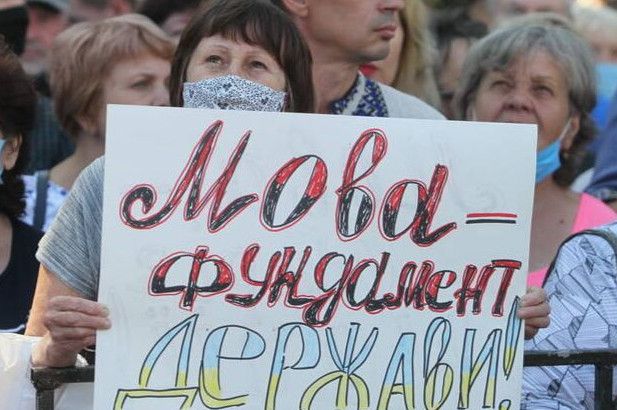 Від сьогодні в Україні штрафуватимуть за порушення мовного закону