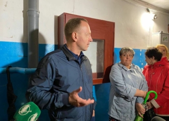 Владислав Атрошенко провів зустріч із мешканцями будинків, які будуть ремонтувати за кошти міського бюджету