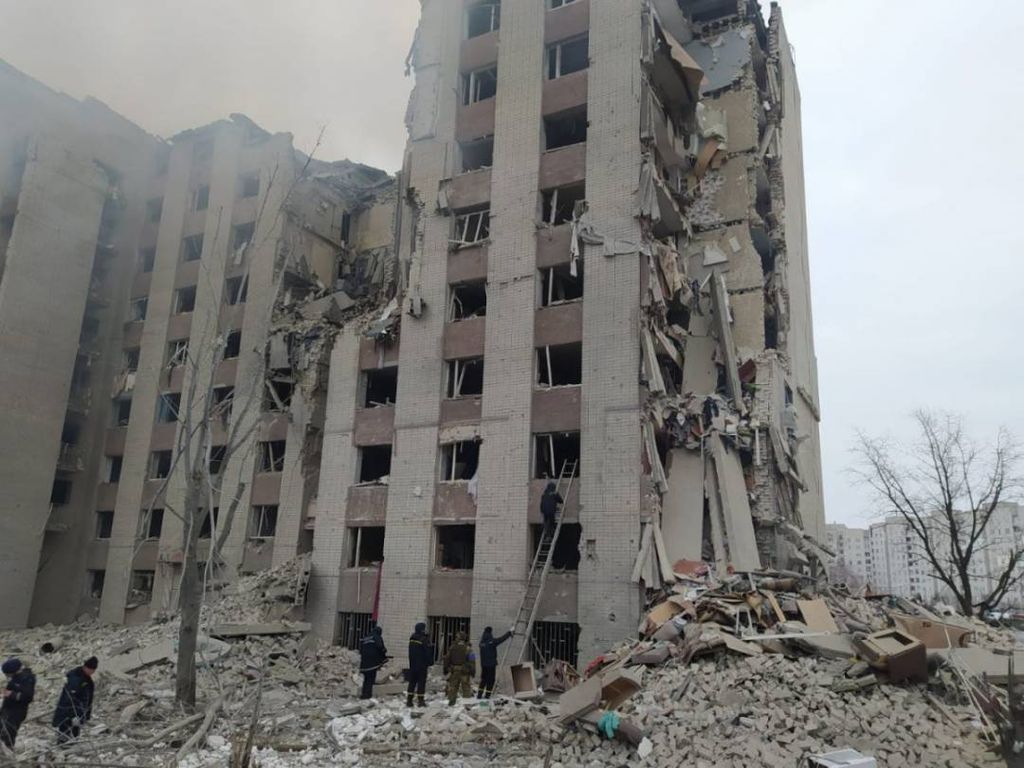 З наступного тижня у Чернігові почнуть ремонтувати будинки, які пошкоджені внаслідок прямого влучання російських снарядів та ракет