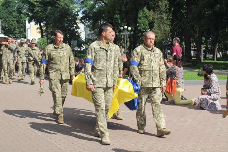 Загинув за Україну: Чернігів провів в останню путь воїна