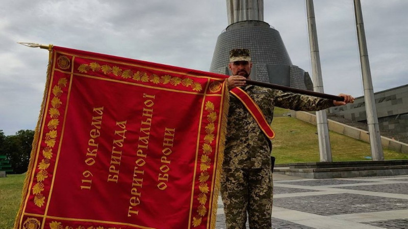 На Чернігівщині бригаді тероборони вперше вручили Бойовий Прапор